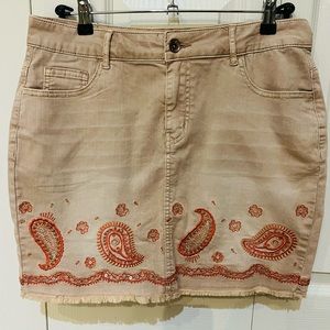 Short, straight DESIGUAL jean skirt. SIZE 32. Never worn.